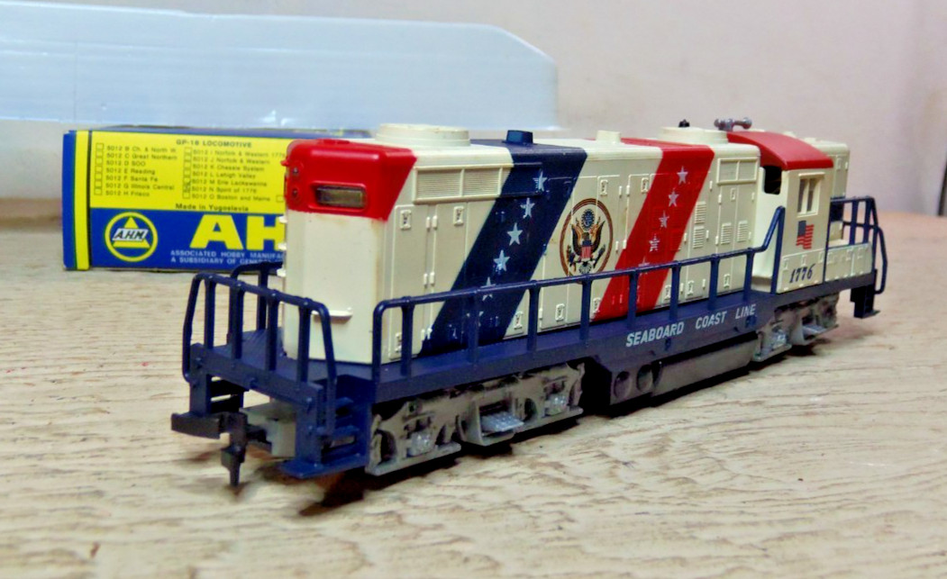 AHM 5012N GP 18 Diesel Spirit of 1776 Seaboard Locomotive, Dummy’s, Caboose