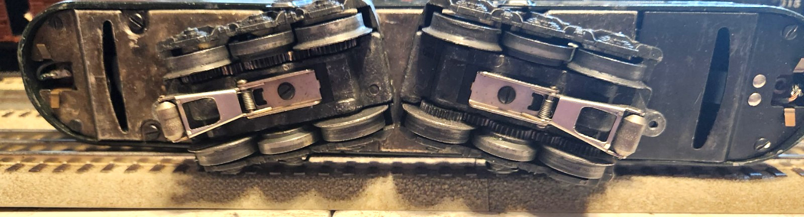 LIONEL POSTWAR 2330 GREEN GG1 FOR PARTS OR RESTORATION, VERY CLEAN SHELL. RUNS.