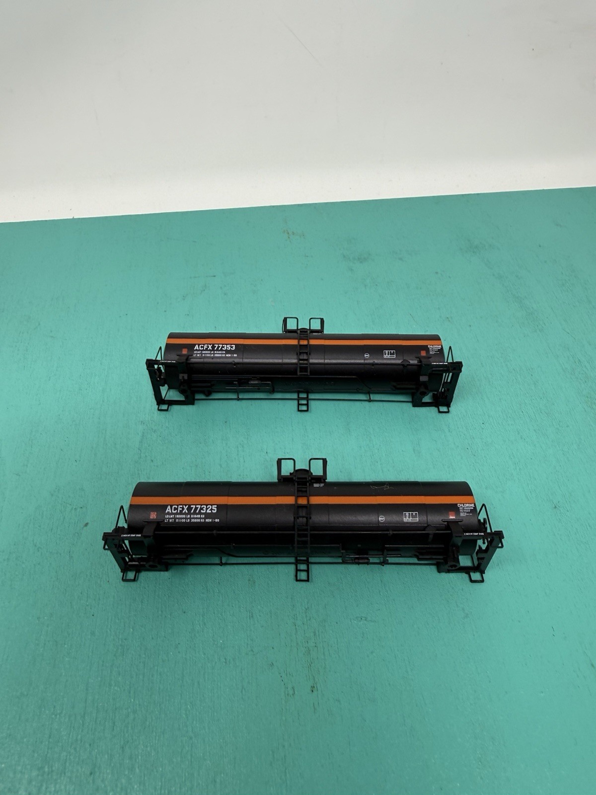 Atlas N – 17,360 Tank Car – No Trucks/ Package – ACFX Black/orange – Set Of 2