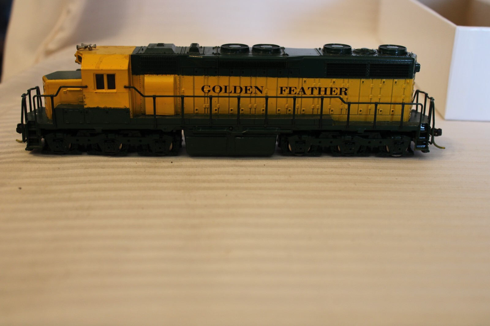 HO Scale Atlas, SD35 Diesel Locomotive, Golden Feather, Green & Yellow NO #