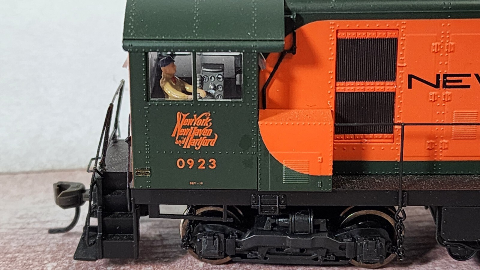 New Haven Railroad HH660 Diesel Locomotive 0923 Atlas 10000426 W/ DCC Plug