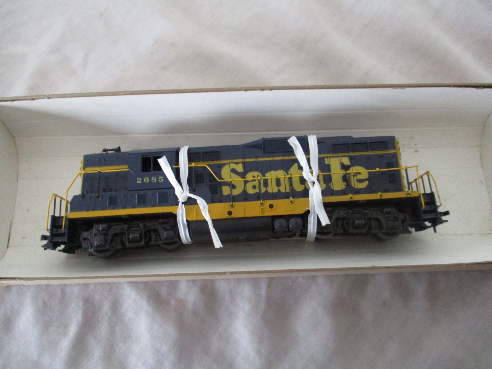 HO Gauge Athearn GP – 9 Powered Diesel Engine 2685 ATSF