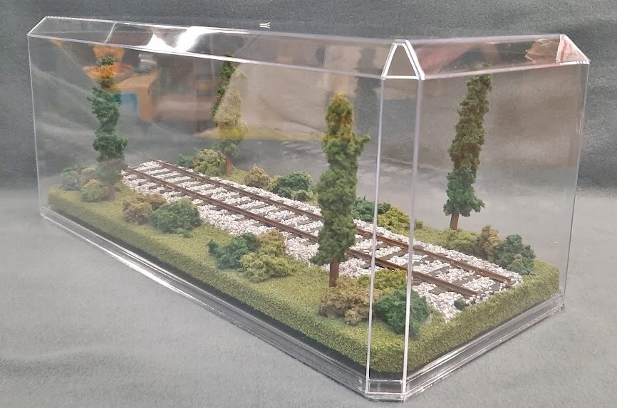 O SCALE – 16″ SINGLE TRACK- “SUMMER SCENE” DISPLAY CASE- FOR ANY O SCALE TRAINS