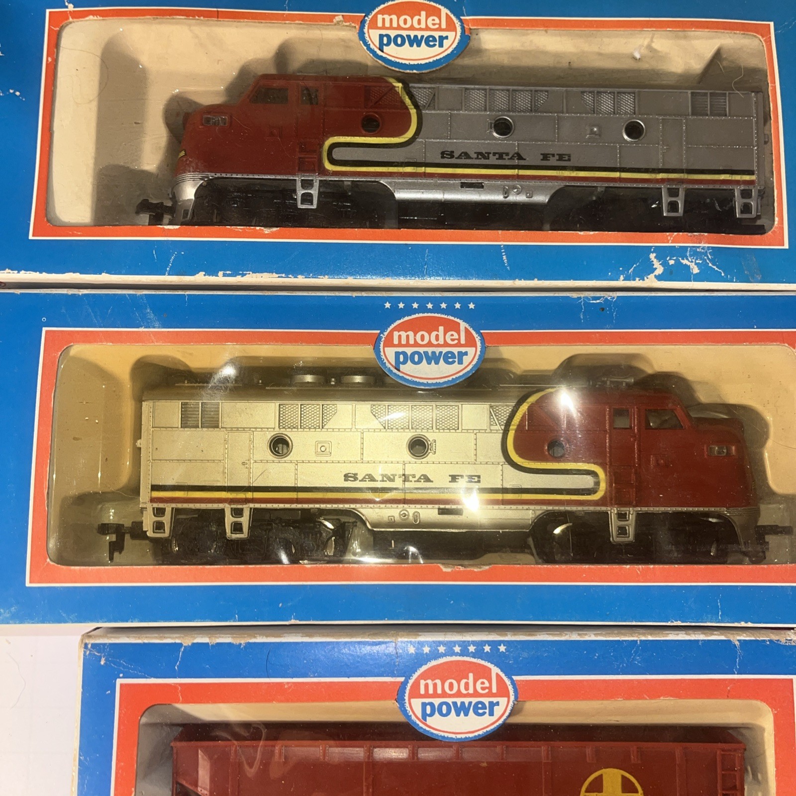 HO Model Power F3 Santa Fe Diesel 6730 & 6731, 8032, 8050, & 6915 Cattle Car