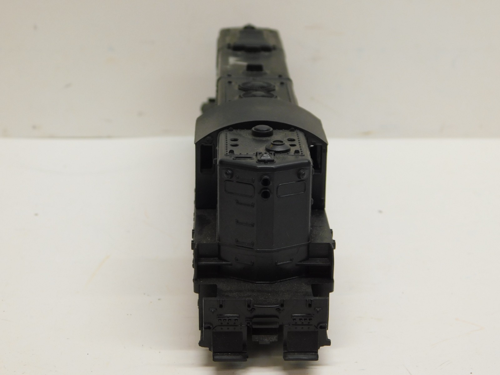 Athearn HO Blue Box Undecorated GP9 Diesel Locomotive – Powered Unit
