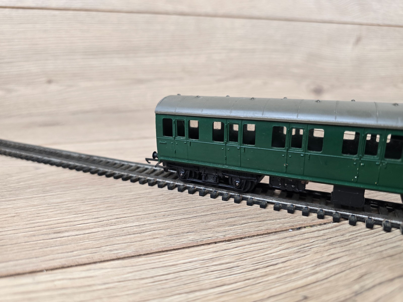 Triang Hornby R156 Southern Rail Suburban Motor Coach S1057S Green OO Gauge