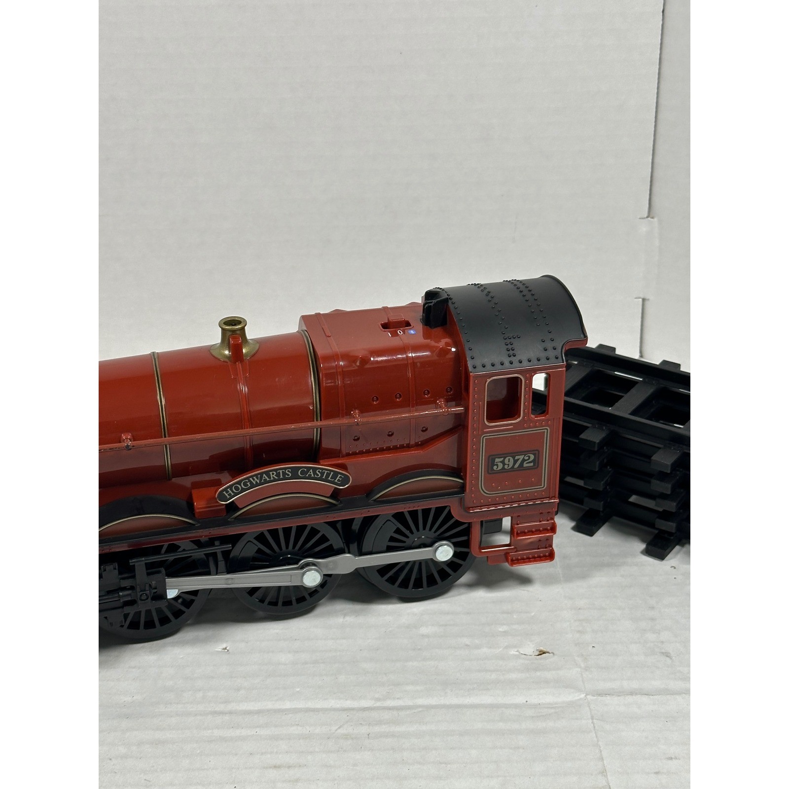 Lionel Harry Potter Hogwarts Express 5972 R2Run G-Gauge Train Engine w/Tracks