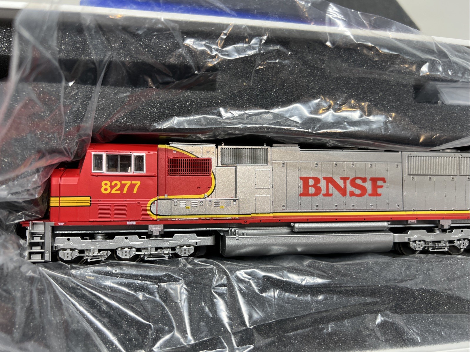 HO Scale Athearn Genesis G6146 BNSF Railway SD75I Diesel Locomotive #8277
