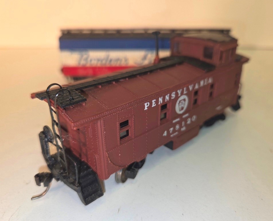 Vintage HO / IHC NEW HAVEN 2-8-0 Consolidation Locomotive & Tender w/ (4) Cars