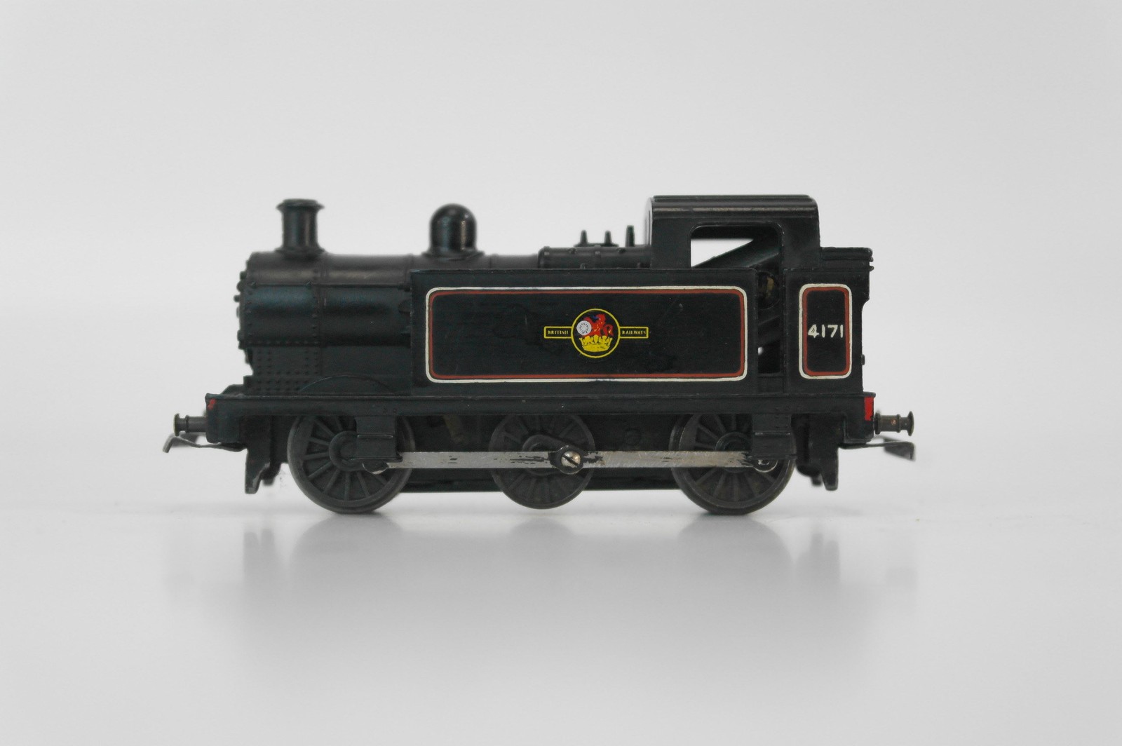Tri-ang TT Gauge T90 0-6-0 Jinty Tank Engine. TT gauge USED