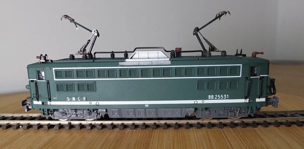 Jouef 8362 HO gauge SNCF BB 25500 electric loco in green livery