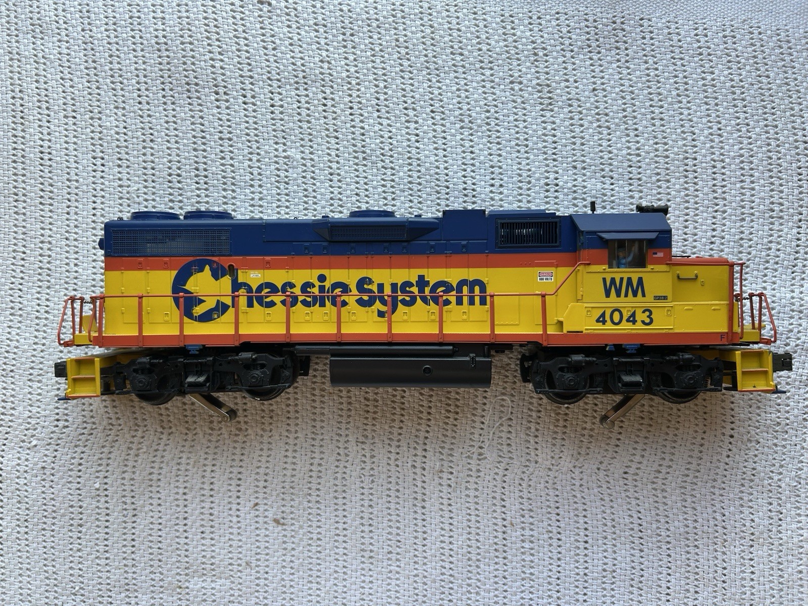 O K-Line K2496-4043 WM Chessie GP38-2 Scale Diesel Engine – (VG BOXED)