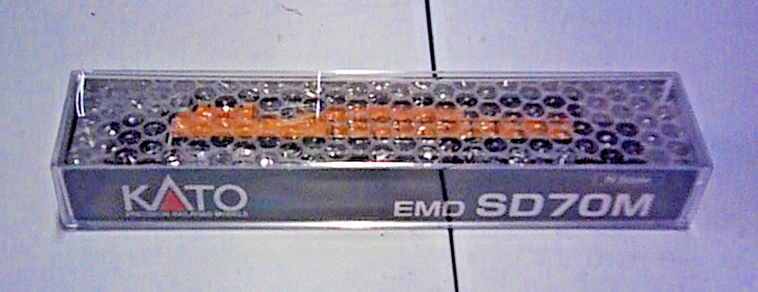 NO SCALE KATO EMD SD70M LOCOMOTIVE – UNION PACIFIC #4015 – NEW