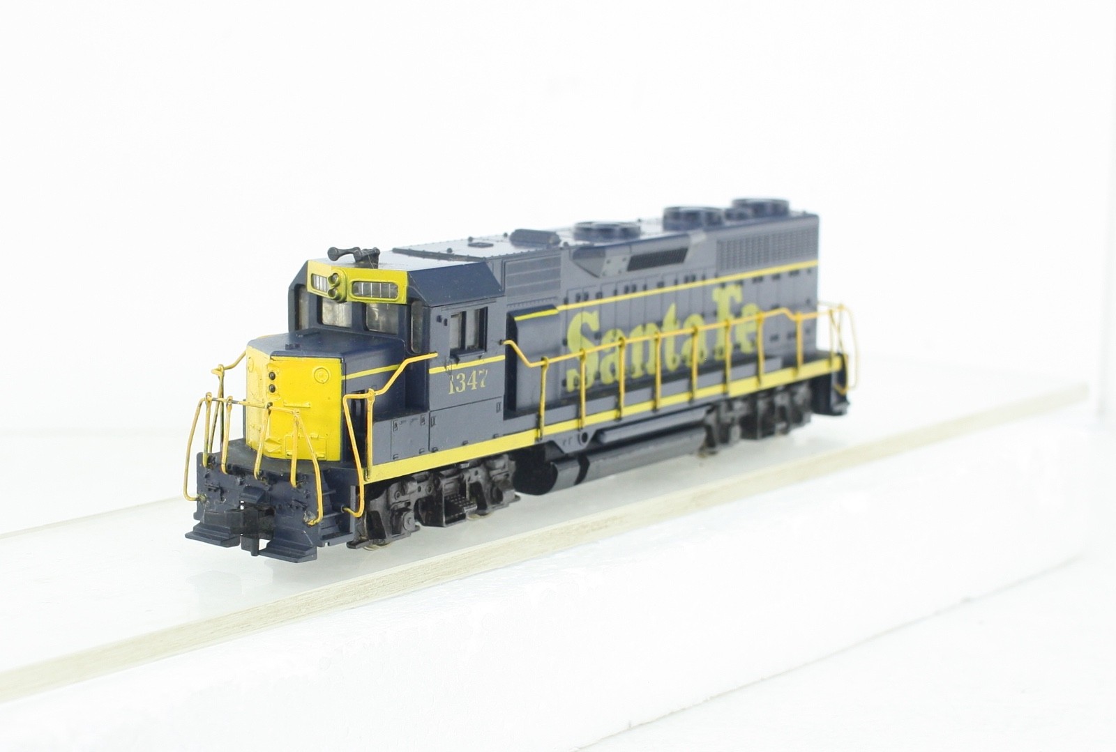 HO Scale Athearn 4205 Santa Fe GP35 Diesel Locomotive #1347