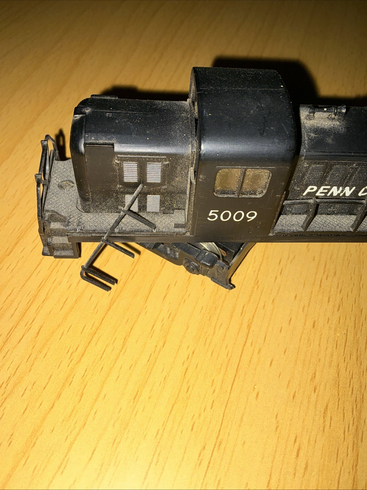 AHM HO Penn Central RS2 Powered Diesel Locomotive #5009 And Dummy (non Powered)
