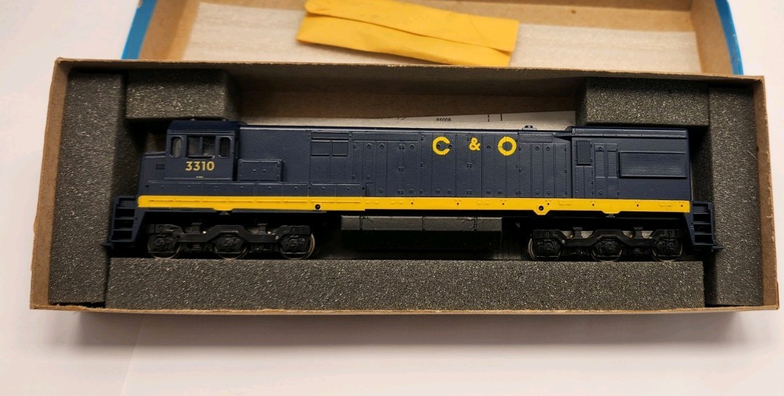 ATHEARN HO C &O U30C POWERED DIESEL LOCOMOTIVE 3310 UNBUILT B6