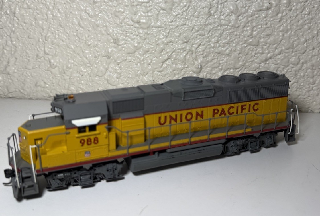 Athearn VTG HO SCALE UNION PACIFIC GP50 DIESEL LOCOMOTIVE #988 NEW OB Tested