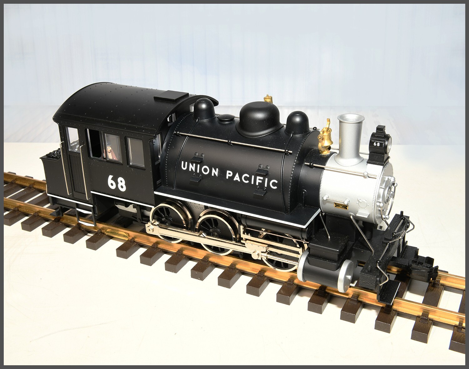 USA TRAINS DOCKSIDE SWITCHER R20053 – Union Pacific 68