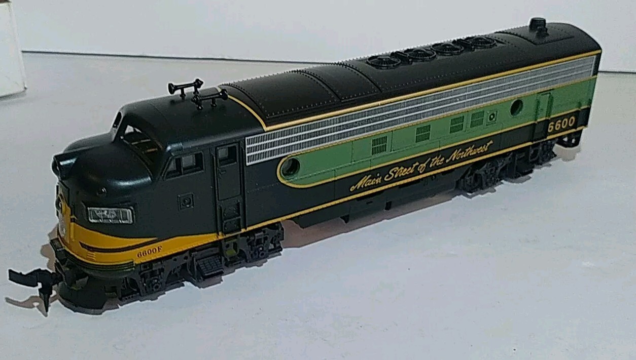 New Atlas HO Scale 8326 Northern Pacific NP 6600 FP7 Diesel Locomotive Main St.