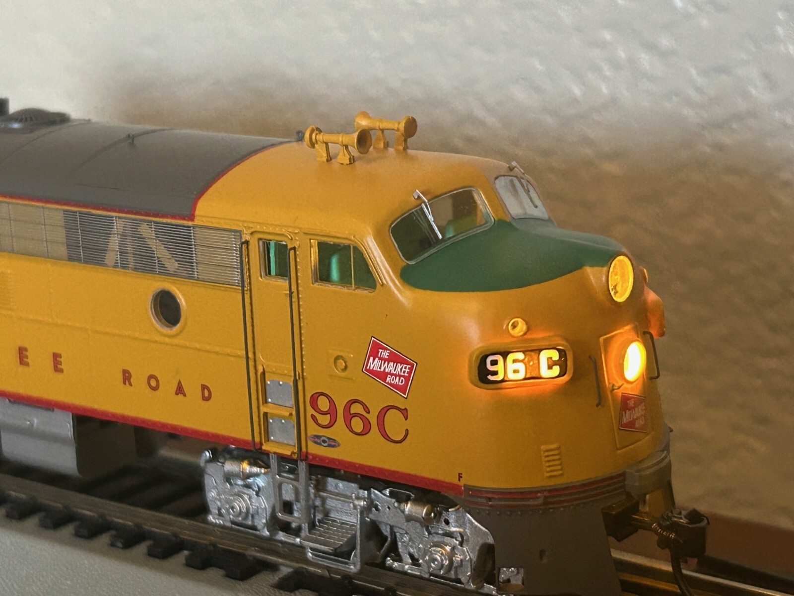 MILWAUKEE ROAD YELLOW FP7A – C unit #96C – DCC / QUANTUM SOUND HO Scale NEW OOP