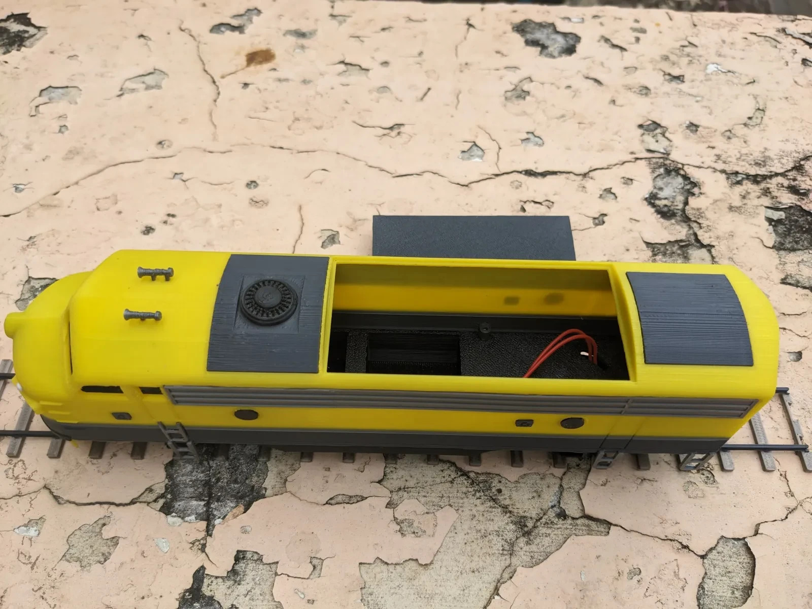 S‑Scale F7 Locomotive A & B Units – Strong Plastic Models w/ Couplers & Bogies