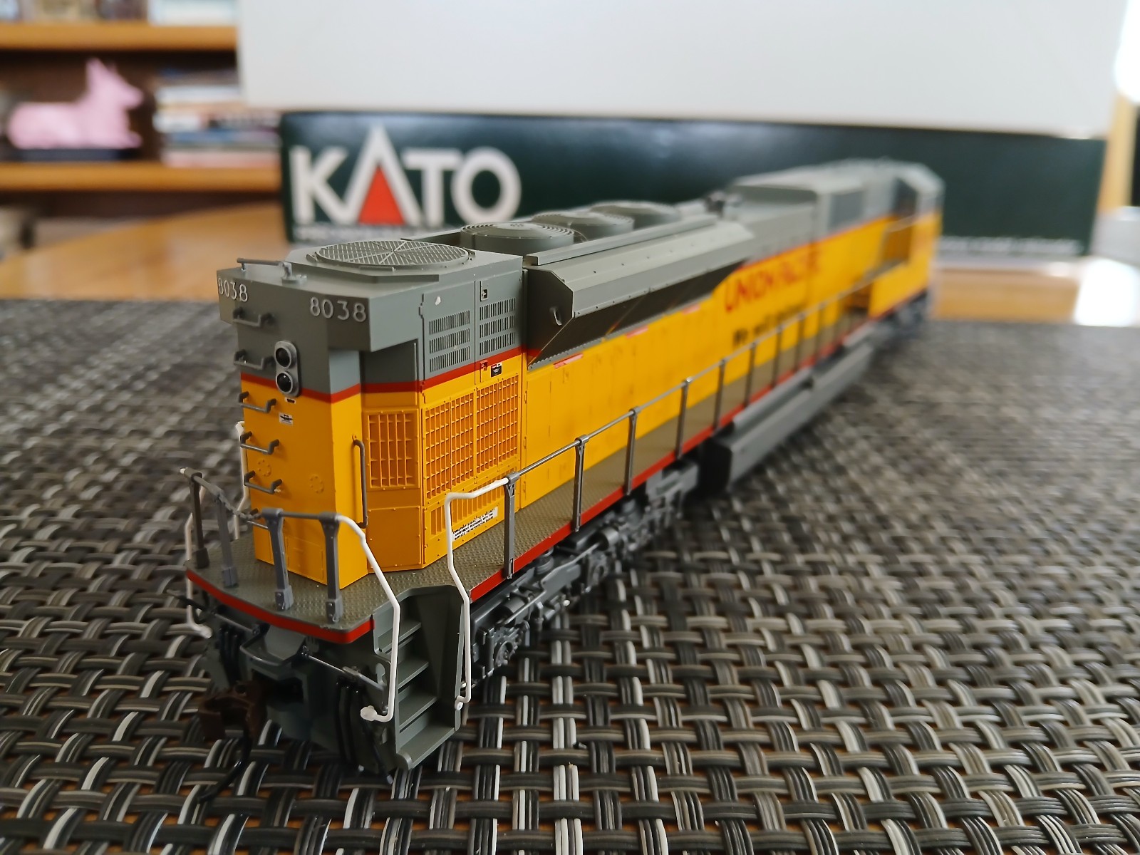 Modern HO Scale KATO EMD Union Pacific SD90/43MAC #8038 Diesel Locomotive