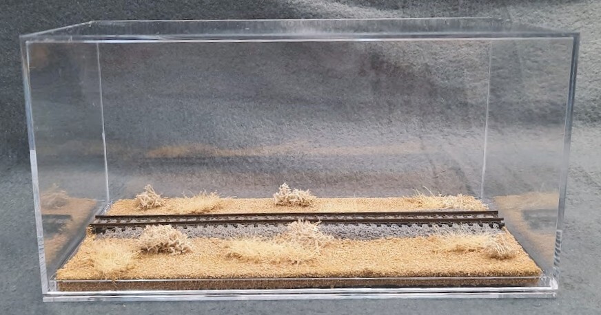 N SCALE -SINGLETRACK 8″ -DISPLAY CASE -“DESERT SCENE” FOR ANY N TRAINS