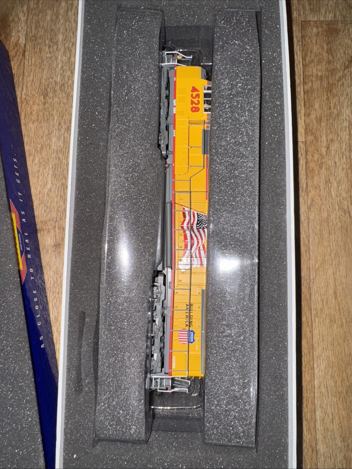 HO Genesis Union Pacific UP SD-70M diesel locomotive 4528 Building America Runs