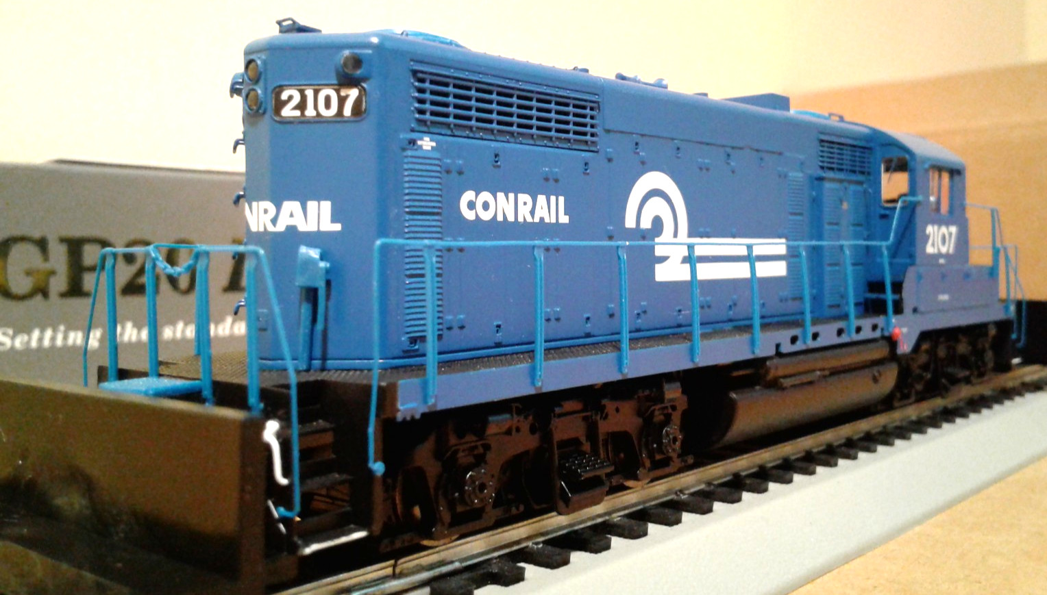 HO SCALE WALTHERS PROTO 2000 EMD GP20 CONRAIL #2107 920-48555