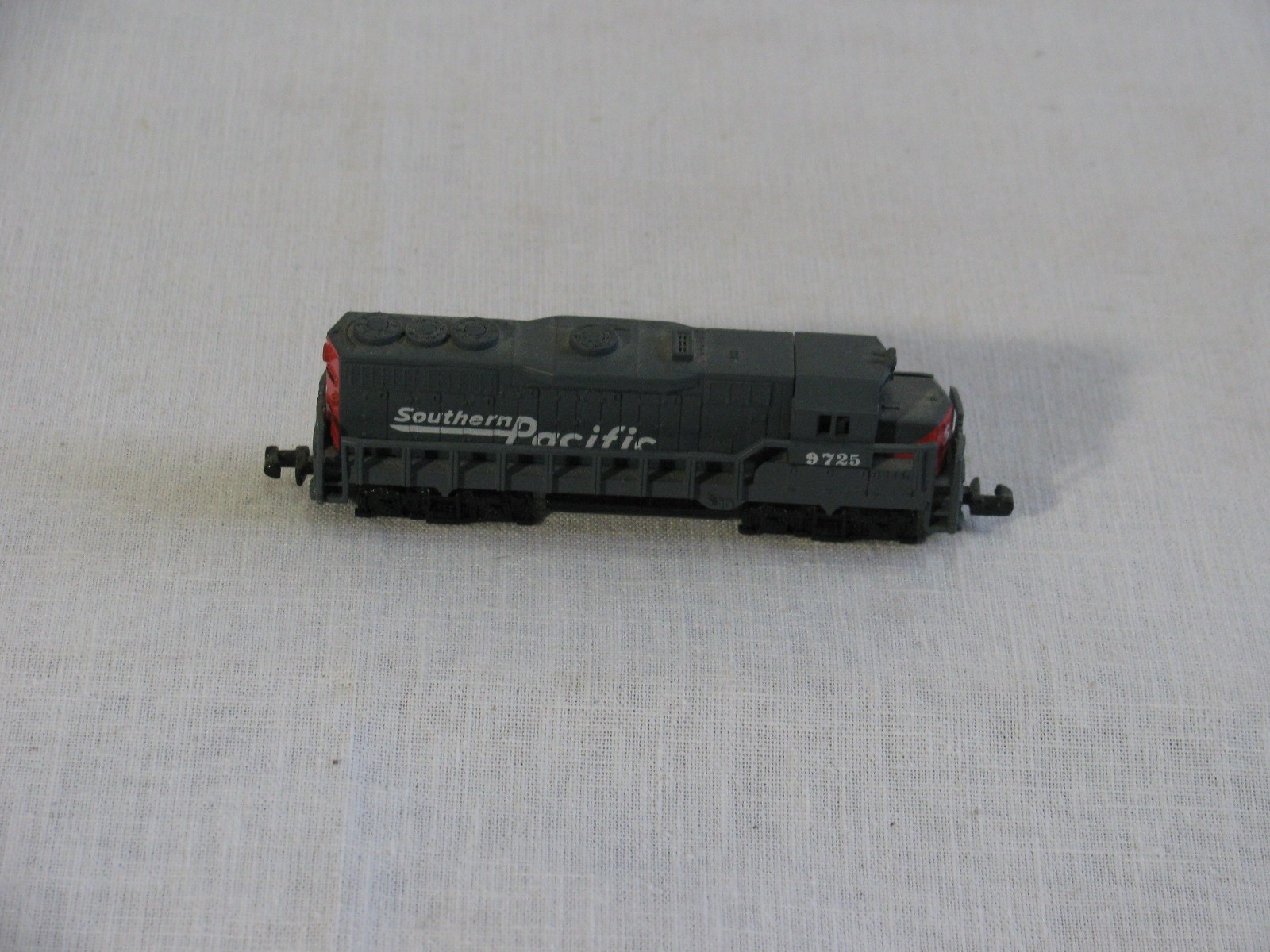 N Scale High Speed Diesel Locomotive 418, Southern Pacific #9725, Unpowered r
