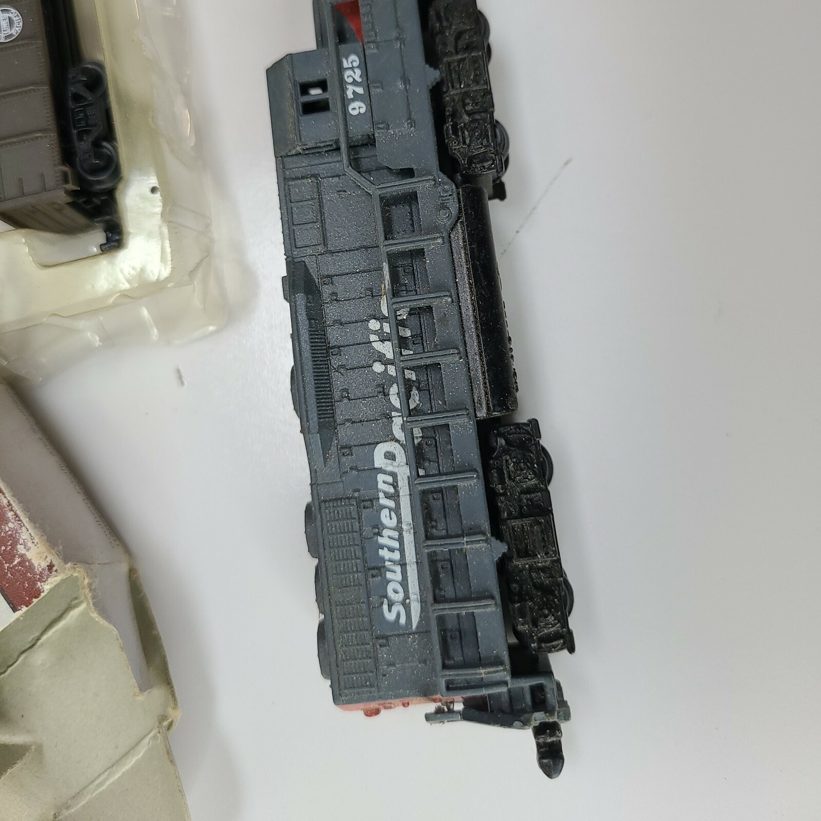 Southern Pacific Lines Liquid Transport Tanks Model Train & 4 Others Cars