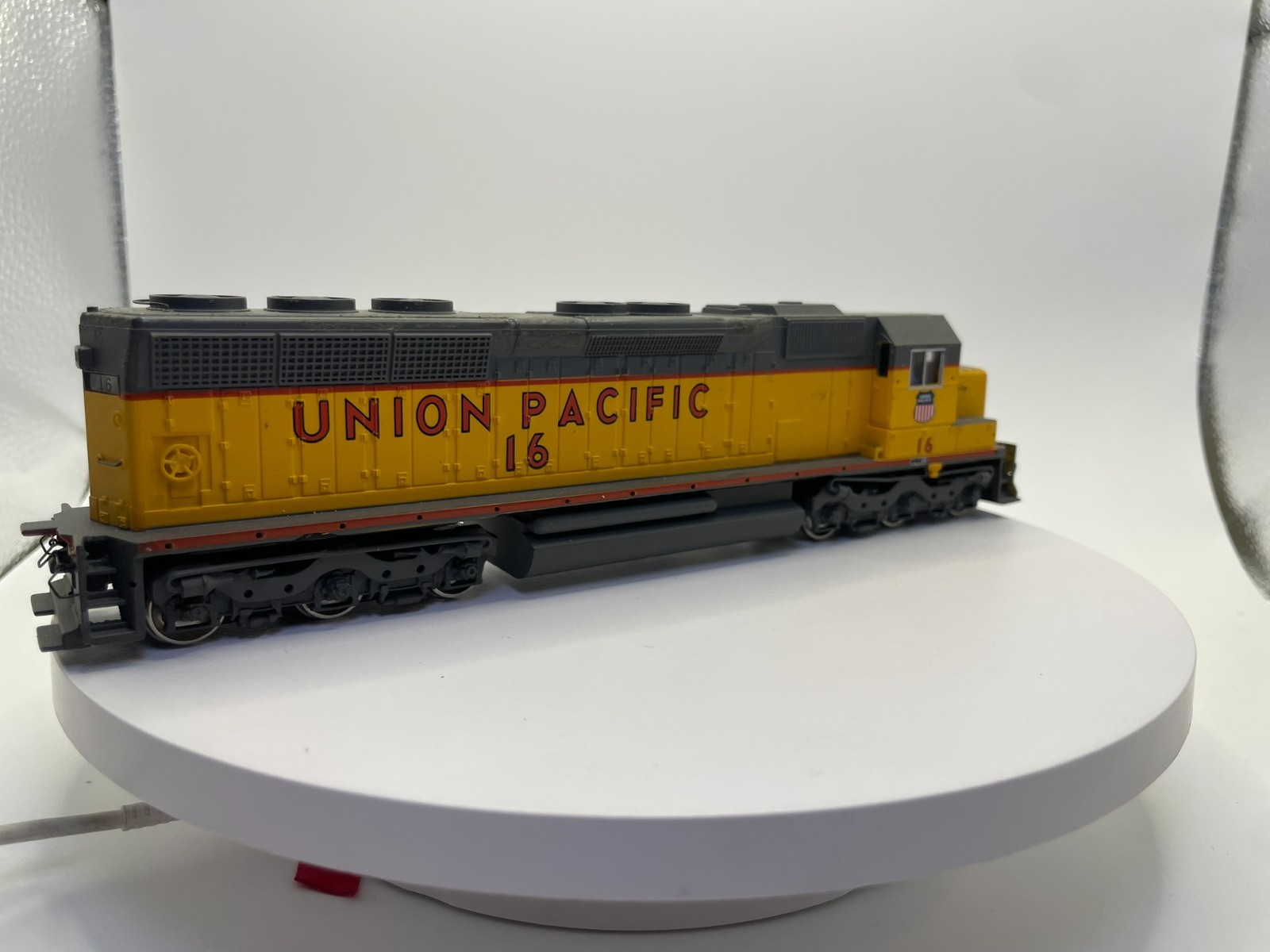 HO Scale Union Pacific SD45 Locomotive #16 – Light Function Details NOT Included