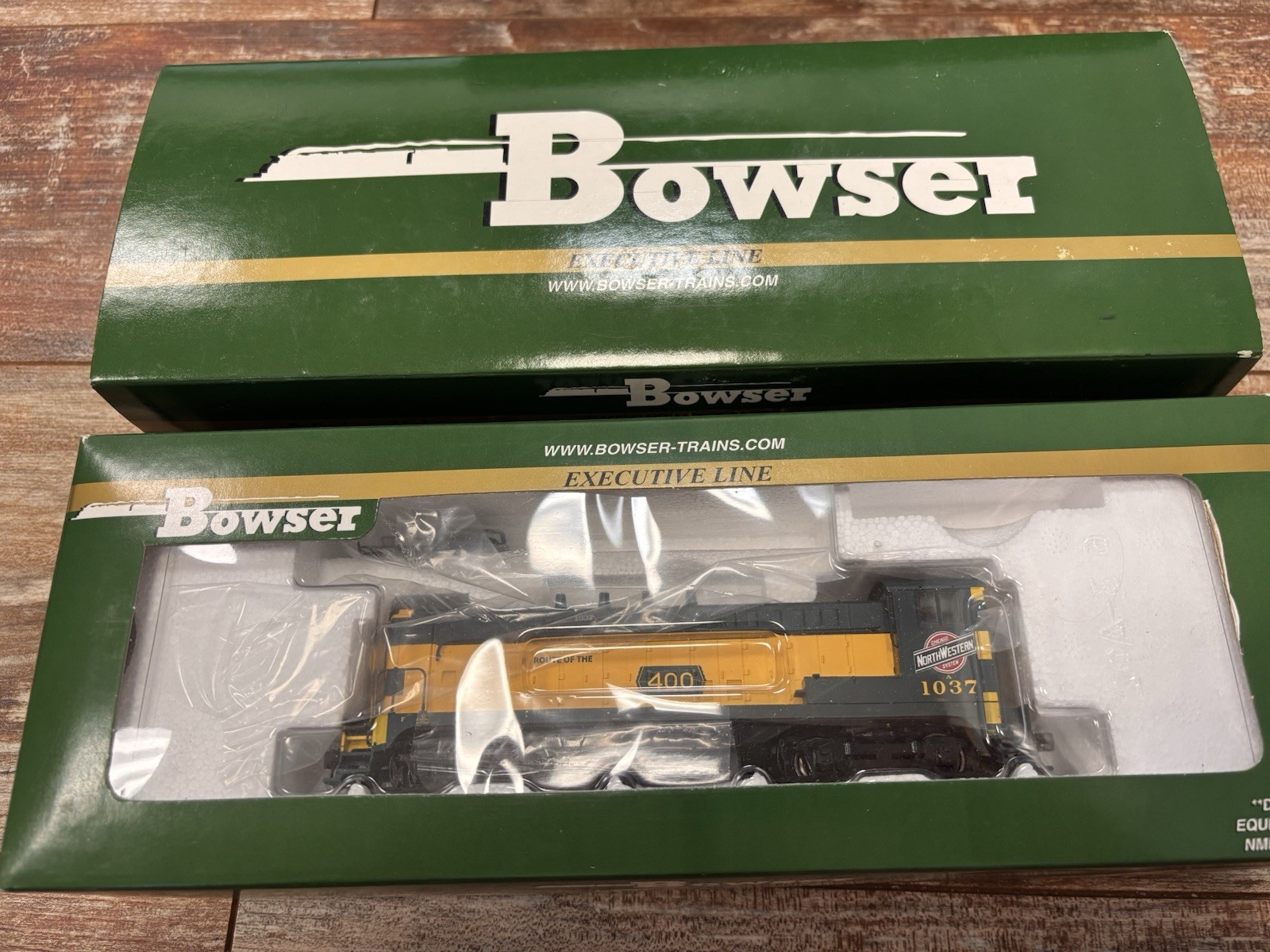 Bowser HO Scale Baldwin VO-1000 Diesel Locomotive C&NW 1037 Green 400 Light DC