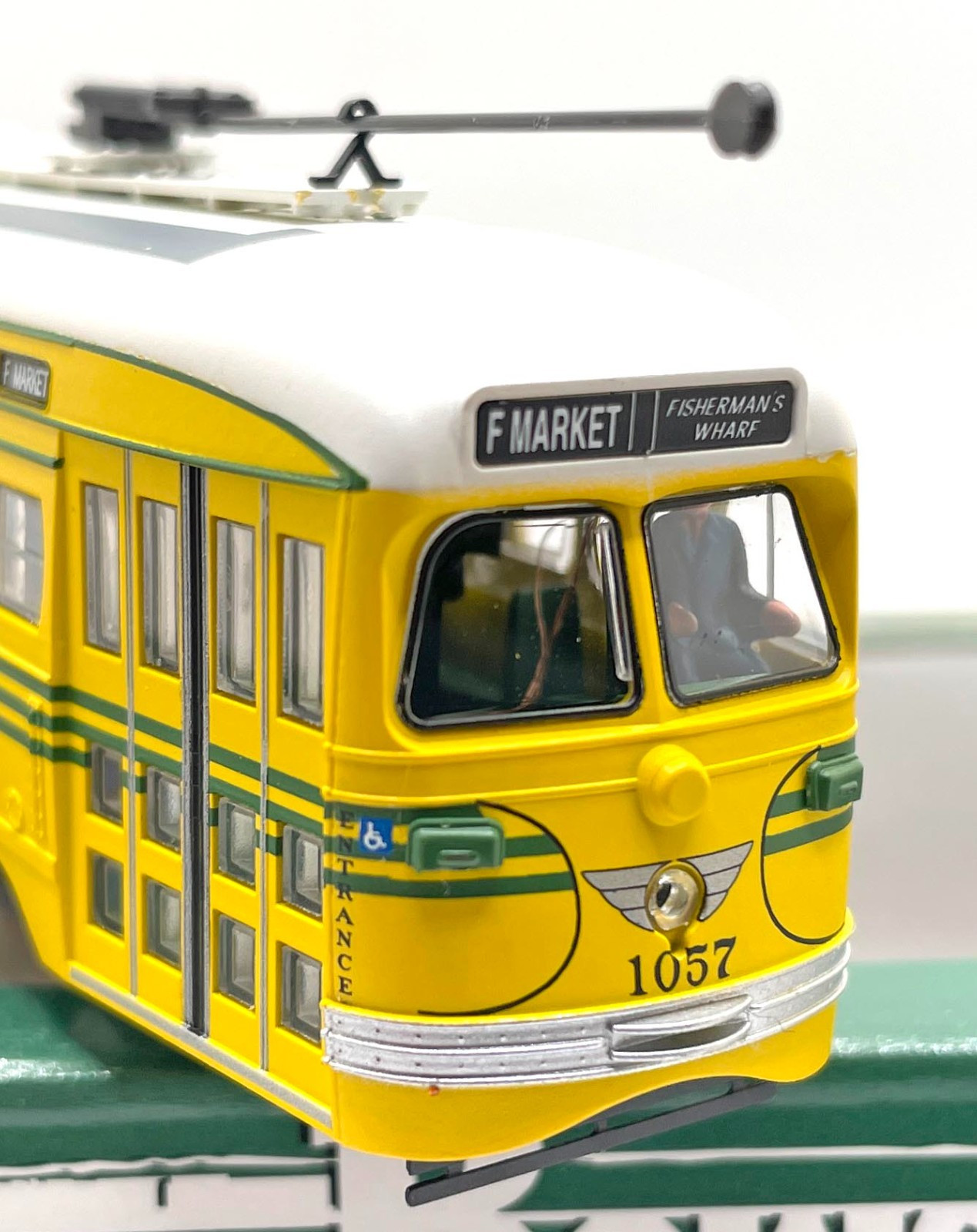 HO BOWSER 12557 PCC STREETCAR CINCINATTI # 1057