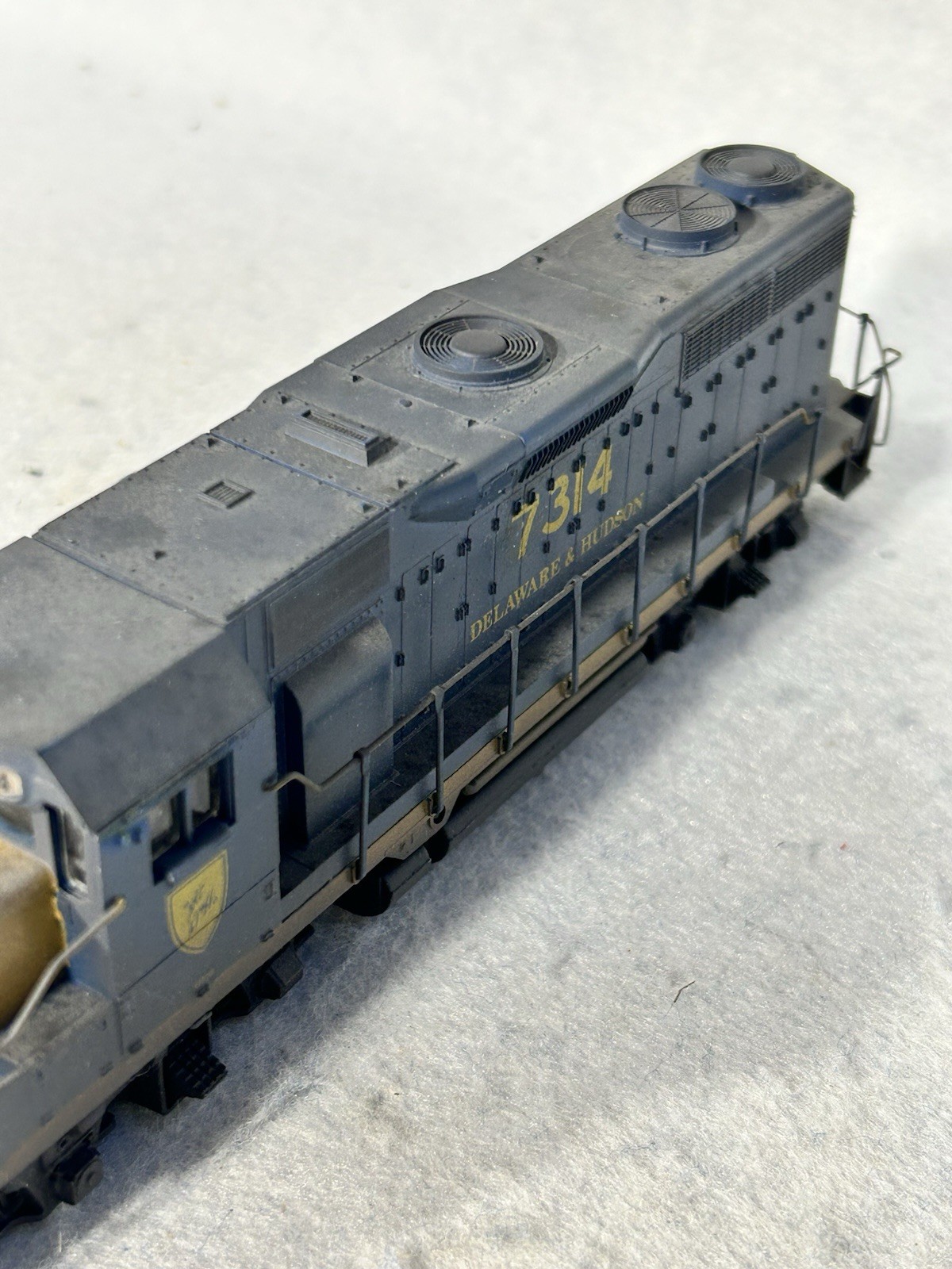 Athearn Custom Painted/Detailed Weathered D & H RR GP-38-2 Loco HO(Ex 1 Awning)