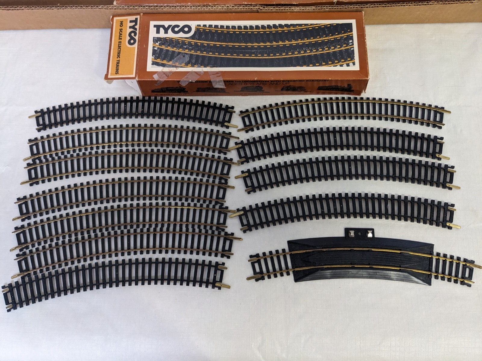 Vintage 1975 Tyco HO Scale Santa Fe Electric Train Set w brochure & price list