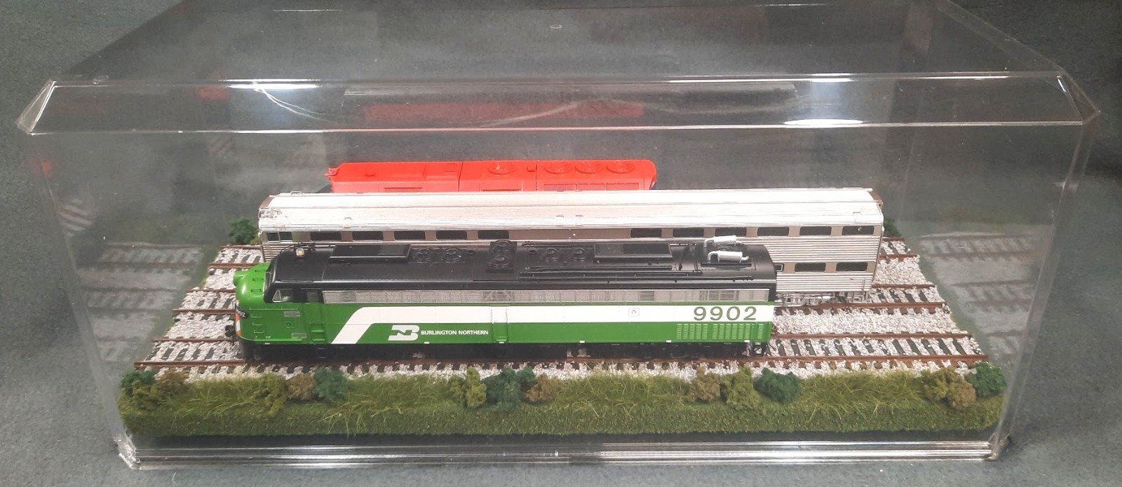 HO SCALE 16″ TRIPLE TRACK “SUMMER SCENE” – DISPLAY CASE – FOR ANY HO TRAIN