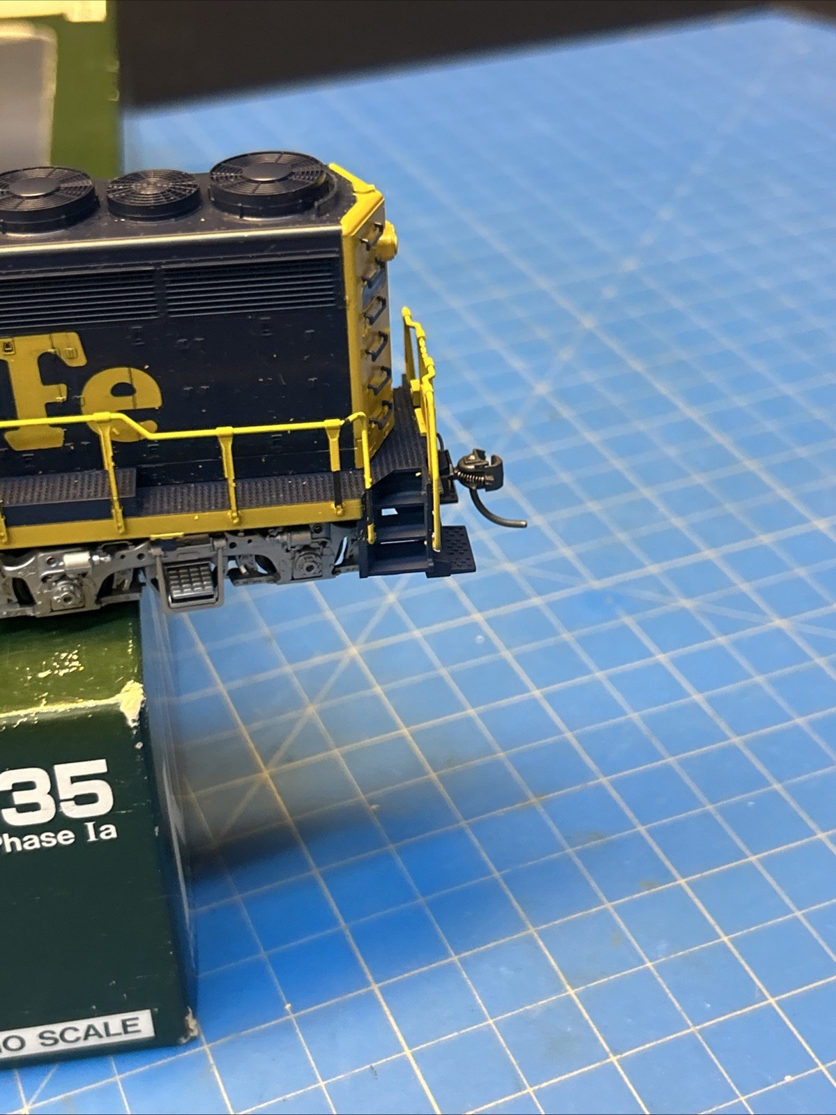 HO KATO 37-022 EMD GP35 PHASE 1a SANTA FE # 2825