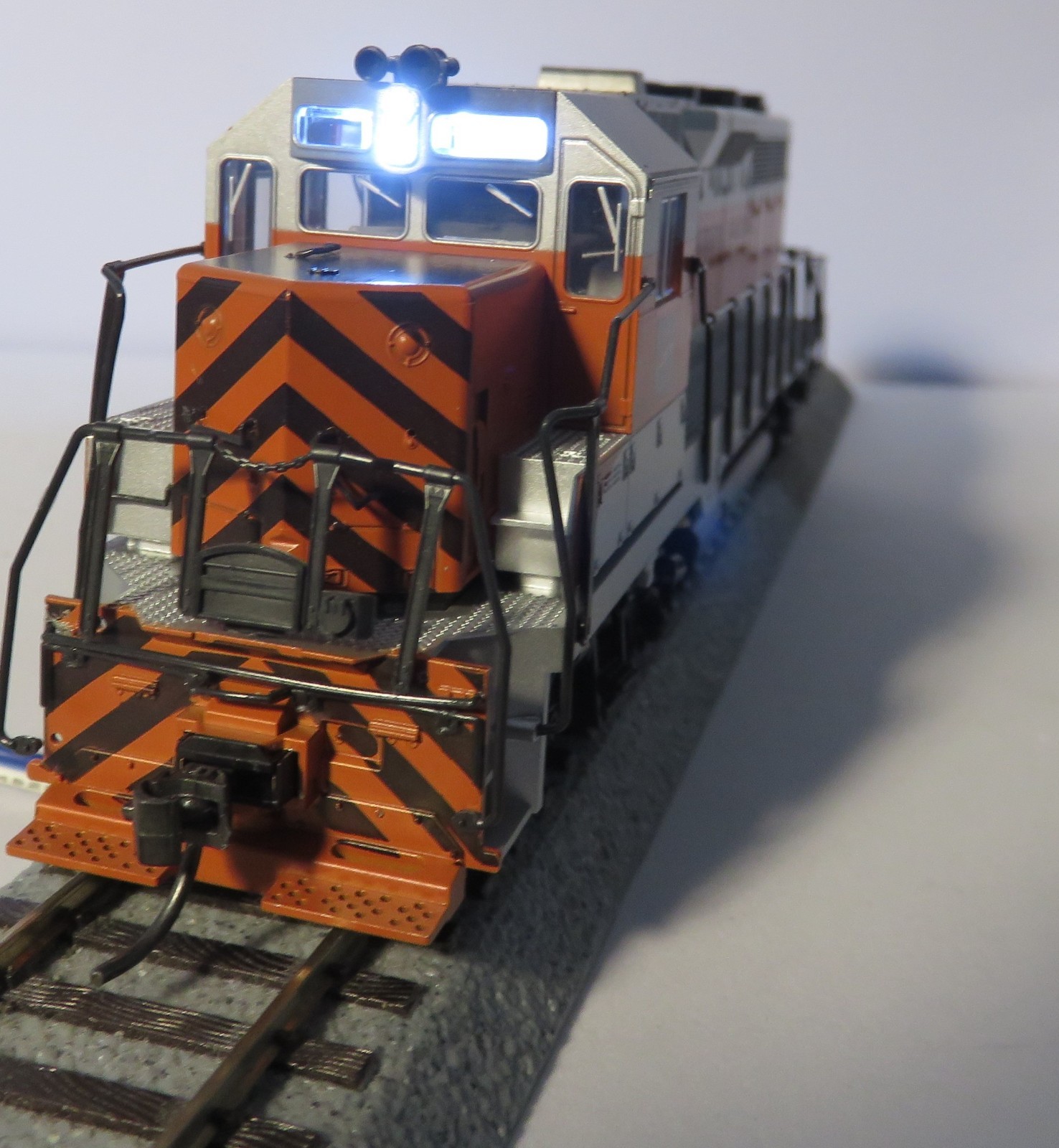 Kato HO Western Pacific #3009 GP-35 DCC, Directional LED Lights, Kadee Couplers