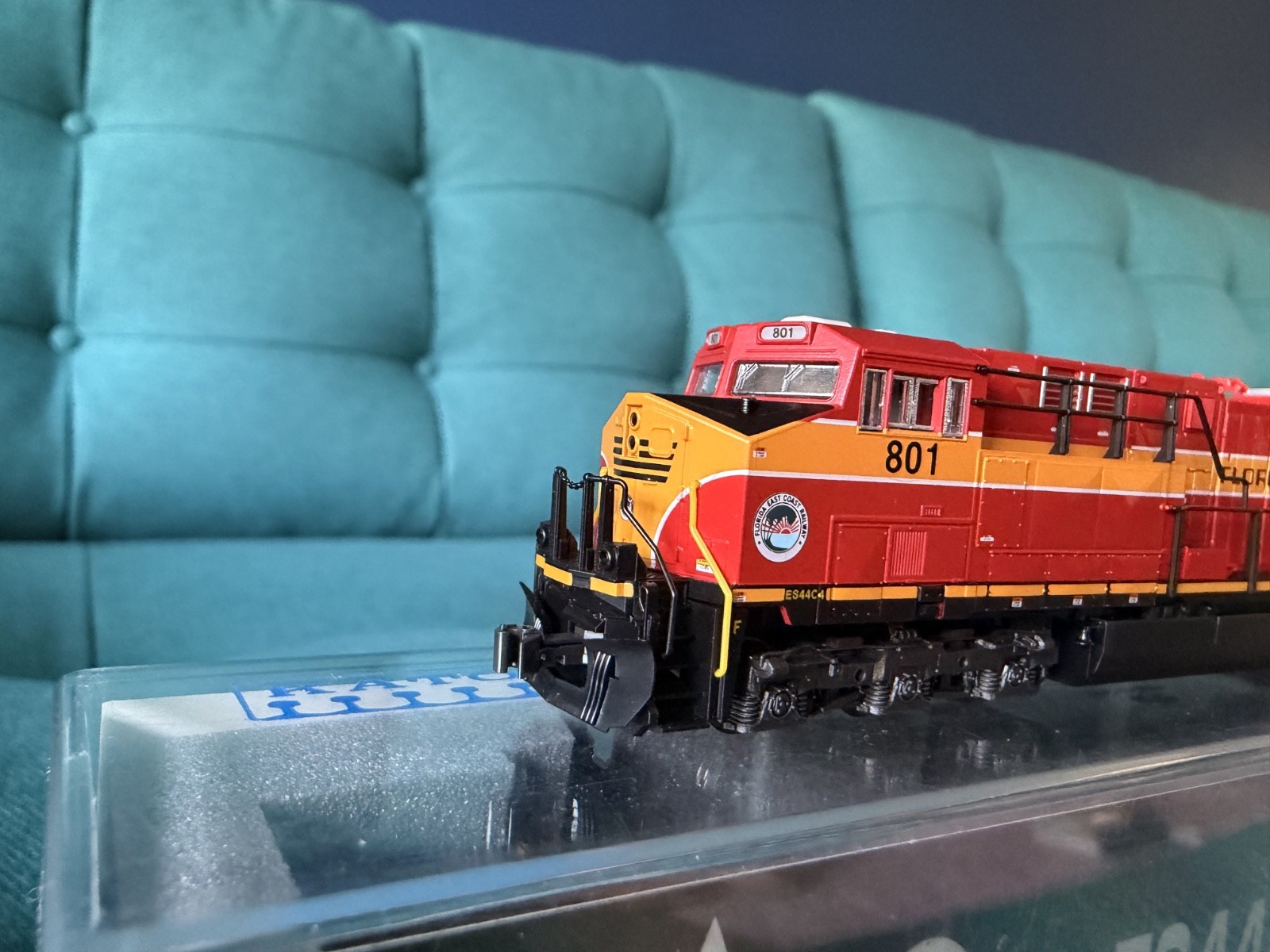 KATO 176-8946 N SCALE FEC FLORIDA EAST COAST GE ES44C4 GEVO LOCOMOTIVE #801