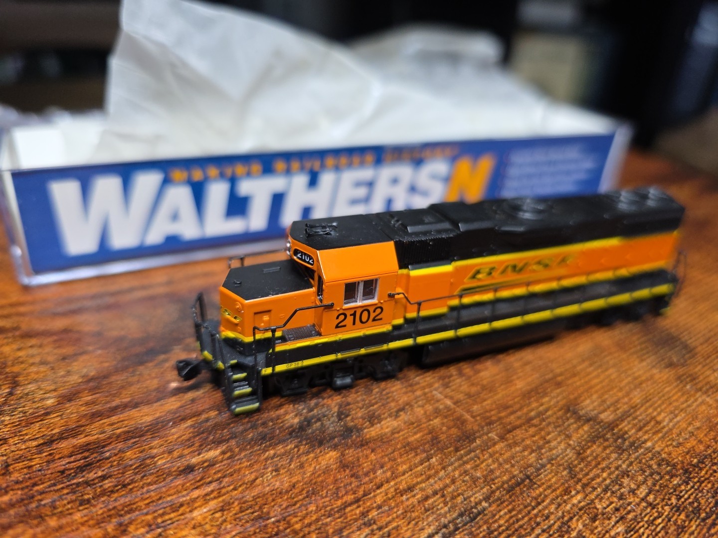Walthers N 929-50301 EMD GP38-2 BNSF 2102 DCC READY