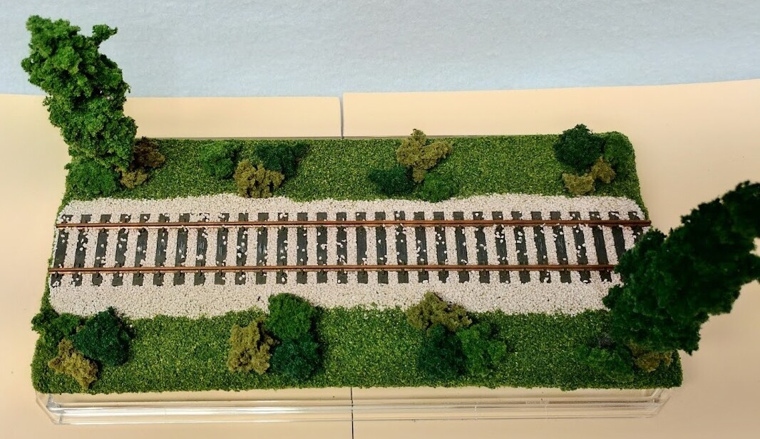 HO SCALE 9″ SINGLE TRACK DISPLAY CASE -“SUMMER SCENE”-FOR ANY HO TRAIN