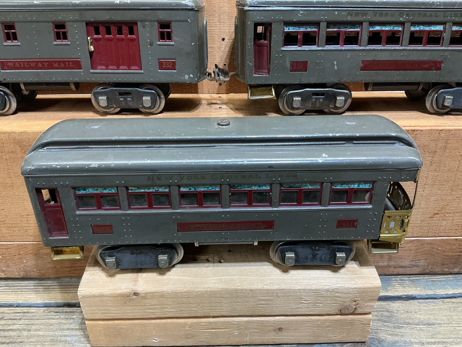 Lionel Standard Gauge #10 ENGINE and 3 Passenger Cars RUNS GOOD