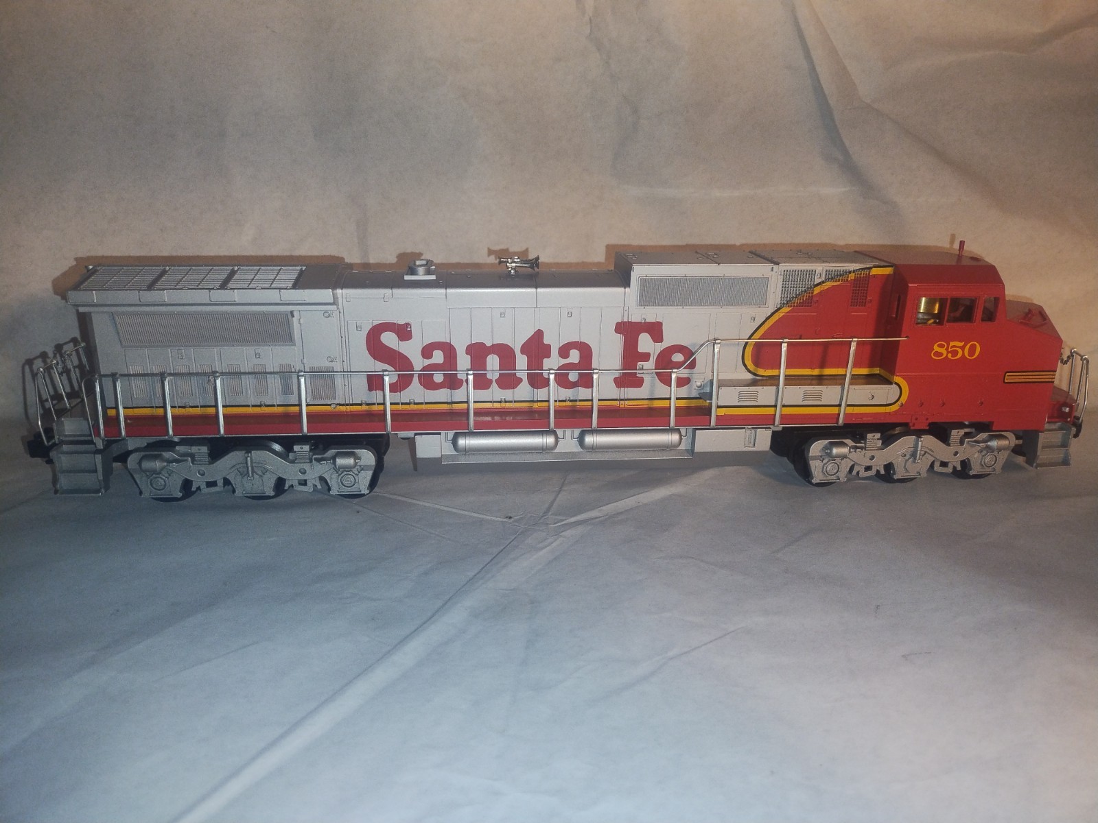 MTH General Electric Dash-8 40 Diesel Santa Fe #850