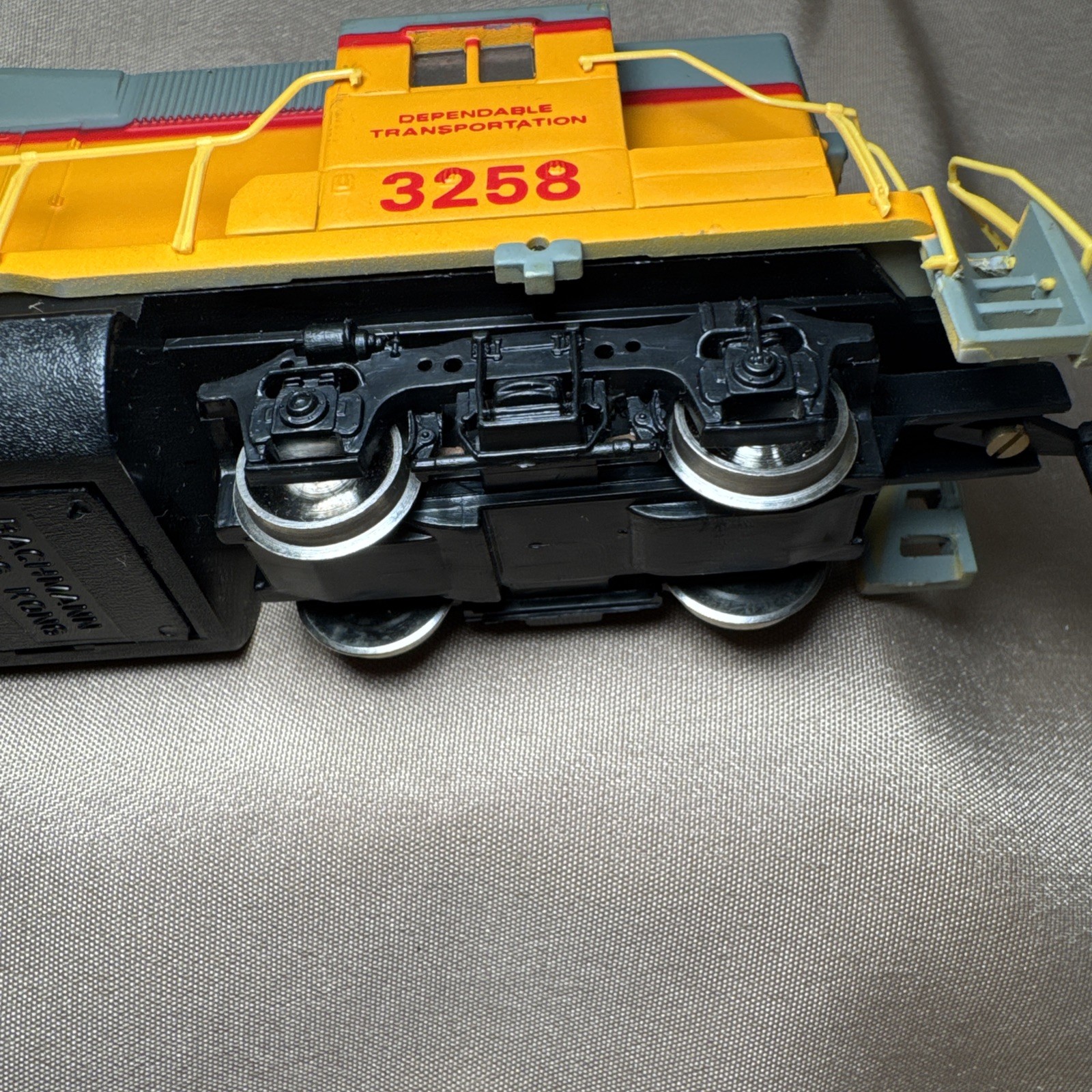 Vintage Bachmann HO Scale EMD GP50 Union Pacific #3258 Train 41-0612-01 Boxed
