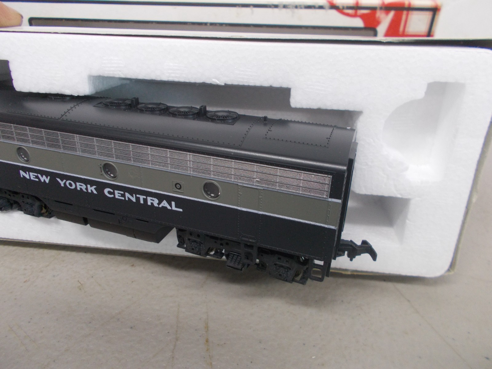 STEWART / KATO # 9141 ~ NEW YORK CENTRAL F7B POWERED LOCOMOTIVE ~NIB ~HO SCALE