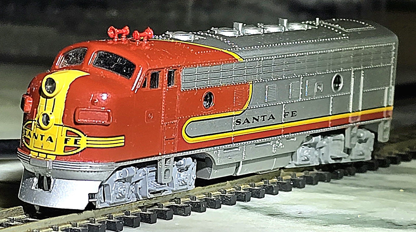 N Scale 1:160 Kato 176-211 ATSF F7A Pow. F7A Santa Fe Warbonnet Dual Headlight