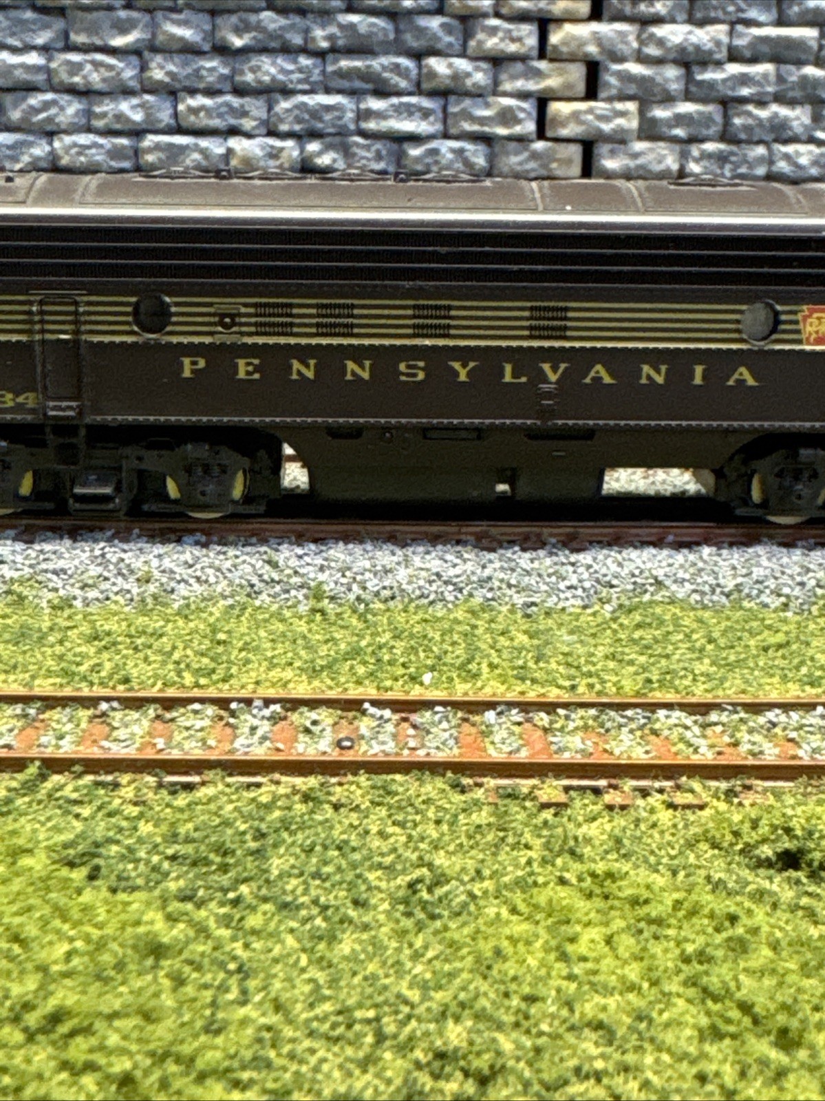 “HO SCALE “”ATLAS”” MODEL OF A PENNSYLVANIA FP7 ENGINE NO 9834.”