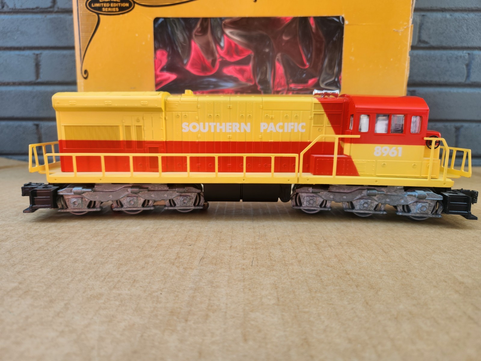Lionel 8961 SP Southern Pacific U36C Dummy Diesel Locomotive with Original Box