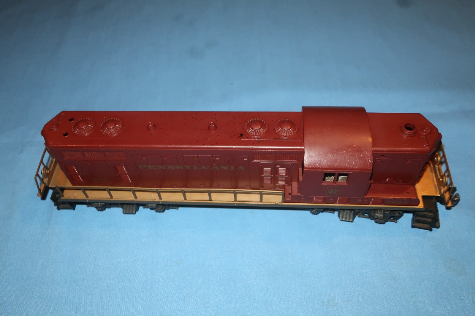 Lionel #2028 GP-7 Pennsylvania Diesel Locomotive. Runs Well